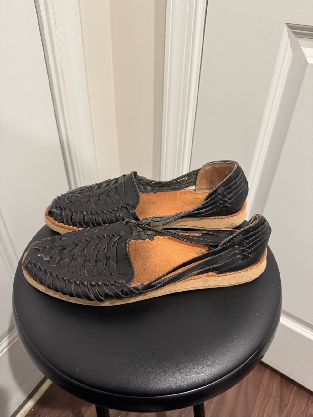 Macarena Collection Black Woven Leather Huarache Flats women’s size 9